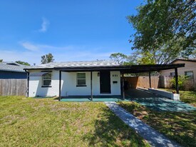 231 42nd Ave NE in St. Petersburg, FL - Building Photo