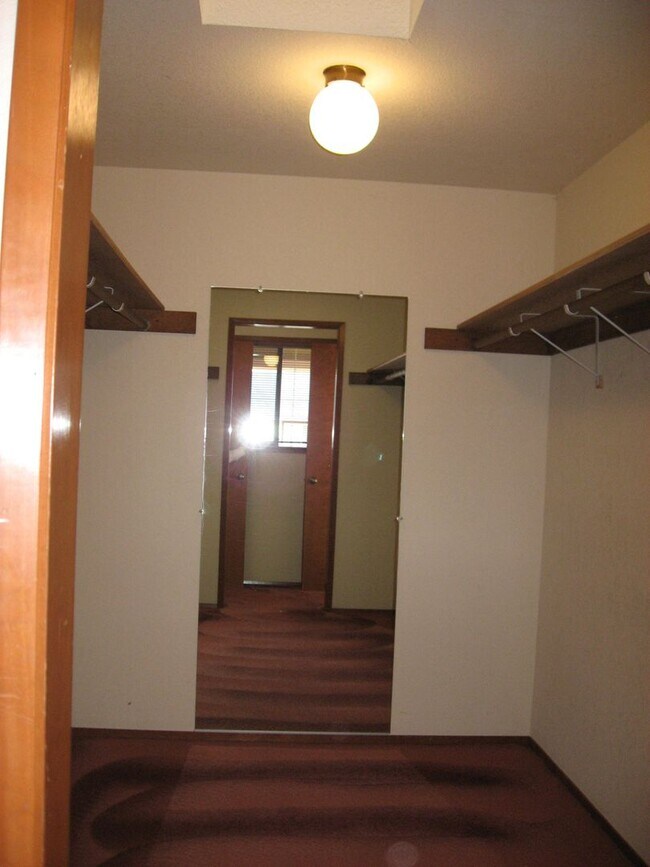 824 SE Jensen St in Oak Harbor, WA - Foto de edificio - Building Photo