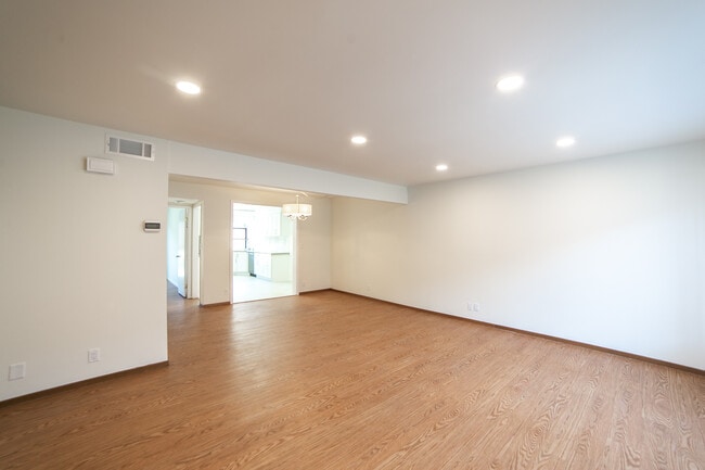 9743 Reseda Blvd #3, Unit Upstairs north bedroom in Northridge, CA - Building Photo - Building Photo