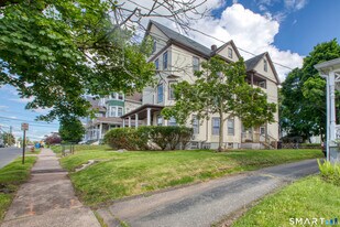 325 Chestnut St in New Britain, CT - Building Photo