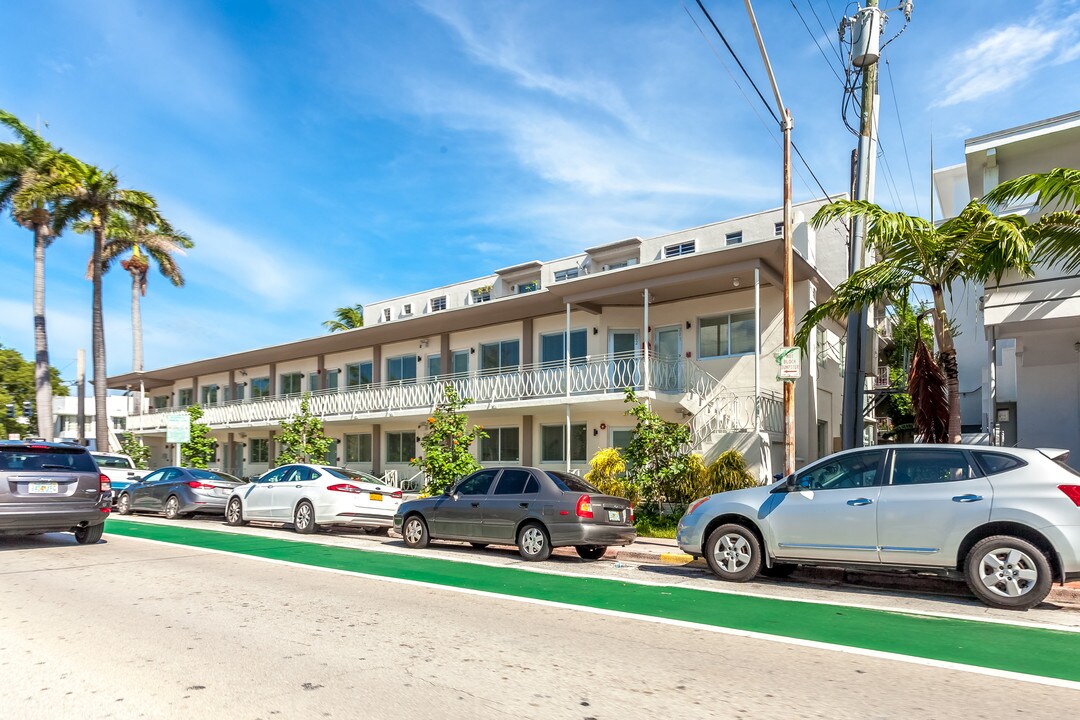 Carvin Apartments in Miami Beach, FL - Building Photo