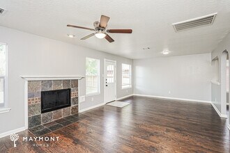 4927 Chase Wick Dr in Bacliff, TX - Building Photo - Building Photo