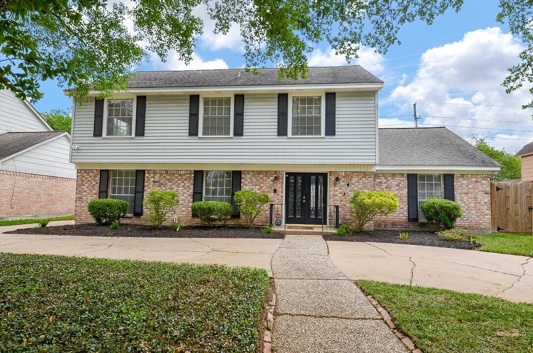 2019 Briarlee Dr in Houston, TX - Building Photo