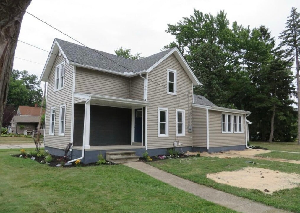 3153 Clague Rd in North Olmsted, OH - Building Photo