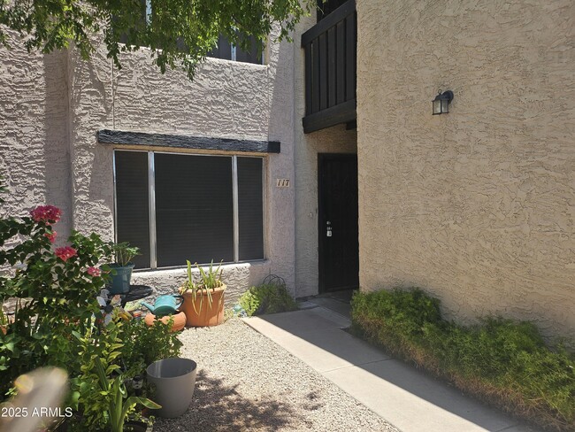 property at 1927 E Hampton Ave