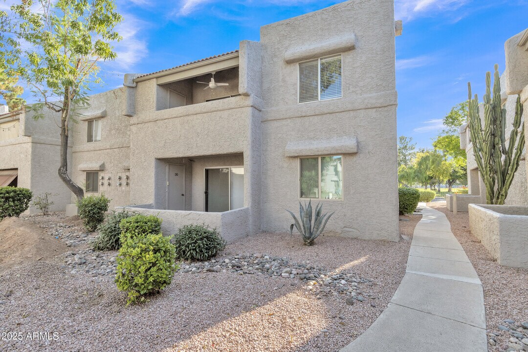 4444 E Paradise Village Pkwy N in Phoenix, AZ - Building Photo