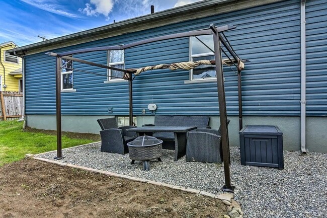 8311 NE Sacramento St in Portland, OR - Building Photo - Building Photo