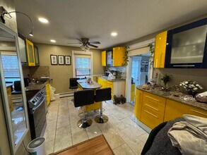 18 Plimpton Ave, Unit 2 in Norwood, MA - Foto de edificio - Building Photo