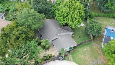 1124 NW 15th Ct in Fort Lauderdale, FL - Foto de edificio - Building Photo