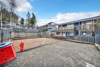 7582 SW Hunziker Rd in Portland, OR - Building Photo - Building Photo