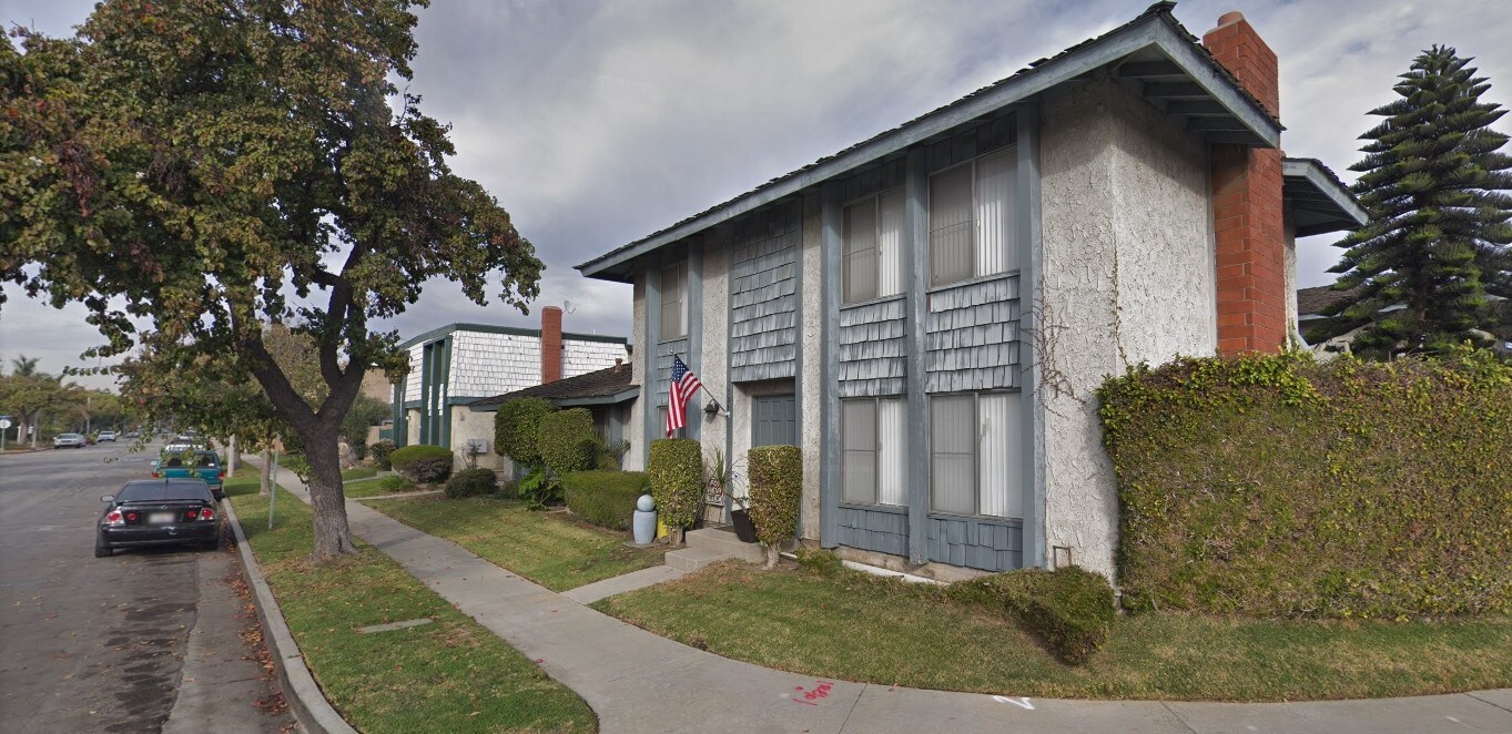 Pacific Crest Apartments in Huntington Beach, CA - Building Photo