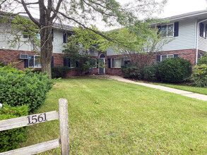 Honeysuckle Apartments in Hartford, WI - Building Photo - Building Photo