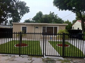 2730 NW 170th St in Miami Gardens, FL - Building Photo