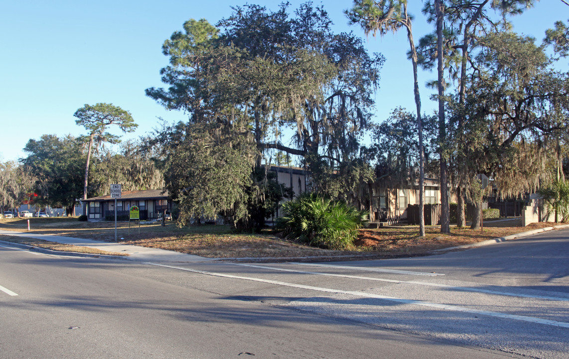 Pinelake Apartments in Tampa, FL - Building Photo