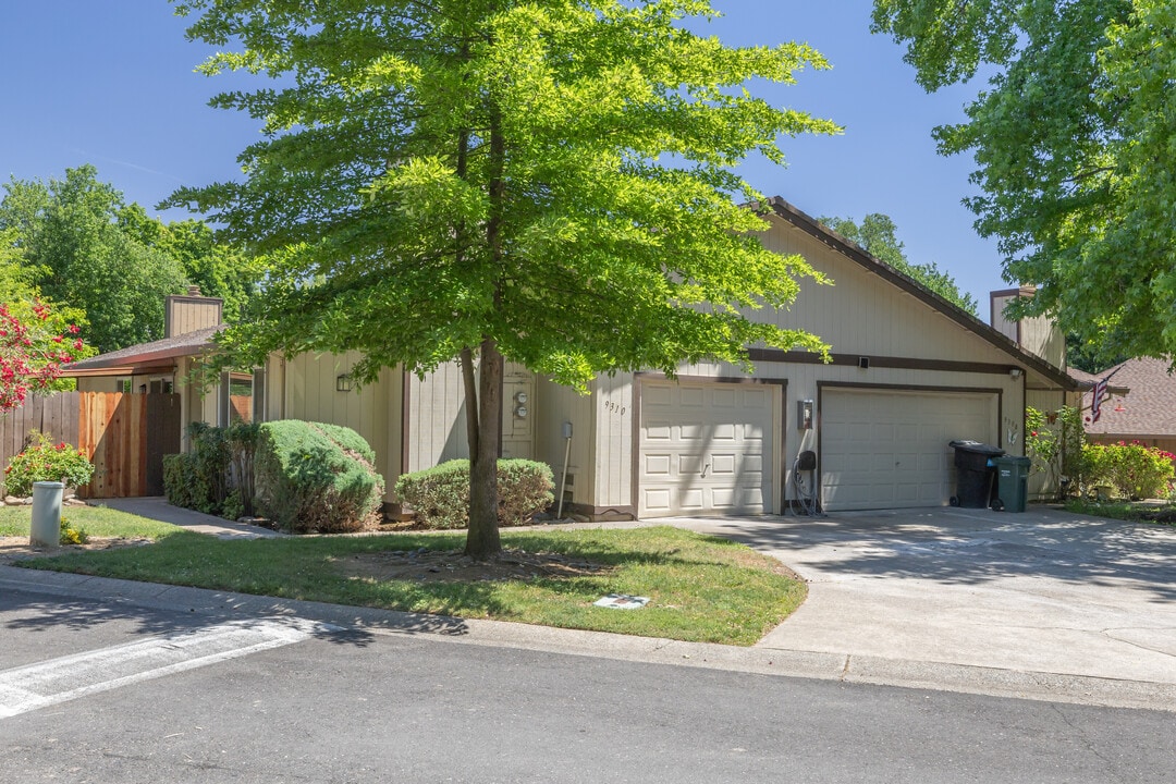 Rollingwood Duplex Homes in Orangevale, CA - Foto de edificio