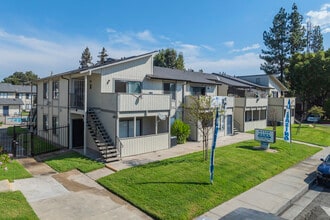 Blue Ridge Circle Apartments in Stockton, CA - Building Photo - Building Photo