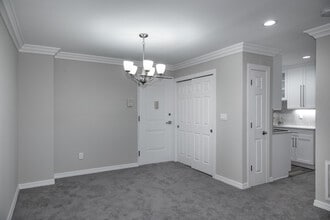 Fairfield Square at East Meadow in East Meadow, NY - Foto de edificio - Building Photo