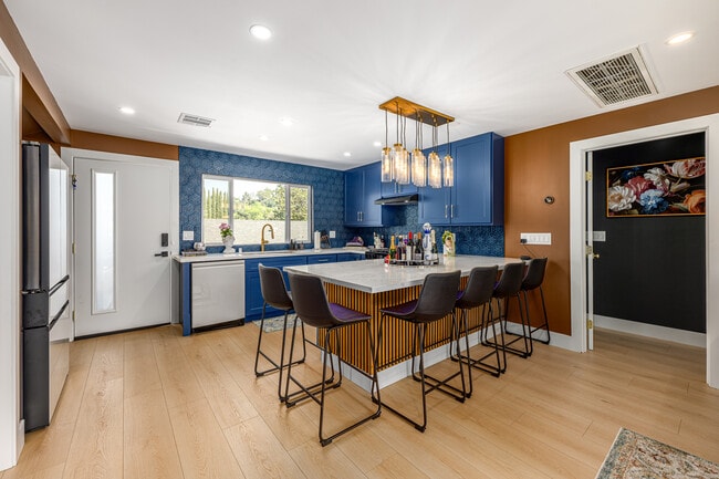 1368 1/2 Yosemite Dr