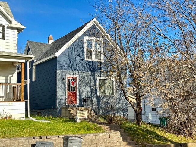 property at 516 N 16th Ave E