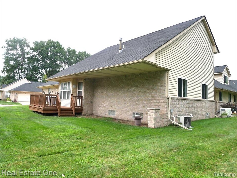 5499 Seabreeze Ln in Sterling Heights, MI - Building Photo