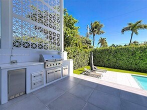 561 Warren Ln in Key Biscayne, FL - Building Photo - Building Photo