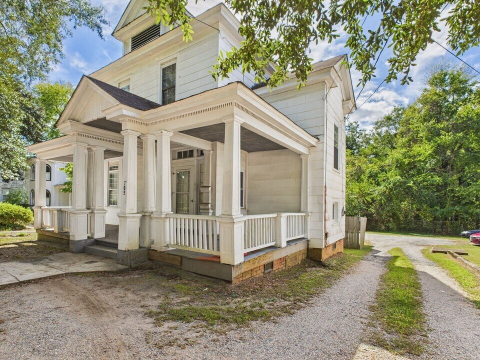 705 Windsor Ave in Lawrenceville, VA - Building Photo