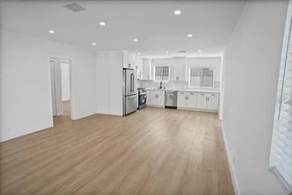 21330 Lemarsh St in Chatsworth, CA - Foto de edificio - Building Photo