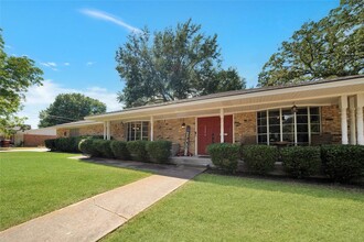 1206 E 9th St in Bonham, TX - Building Photo - Building Photo