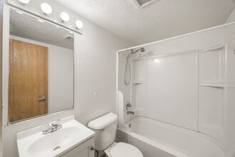 Clover Creek in Des Moines, IA - Building Photo - Building Photo