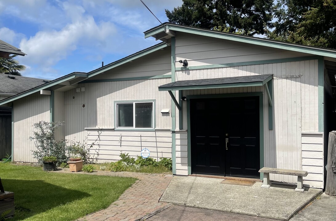 911 W Main, Unit 911 Mother In Law Studio in Puyallup, WA - Building Photo