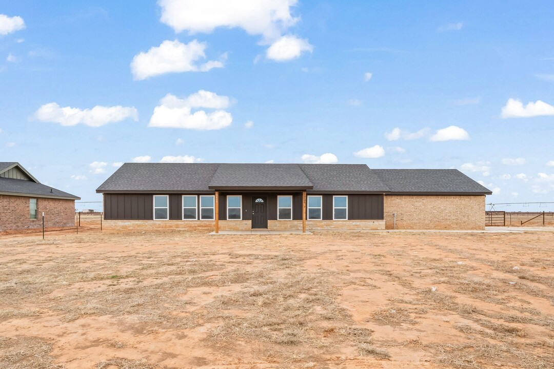 10609 N County Rd 2800 in Lubbock, TX - Building Photo