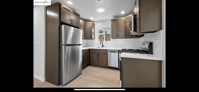 2224 107th Ave in Oakland, CA - Building Photo - Building Photo