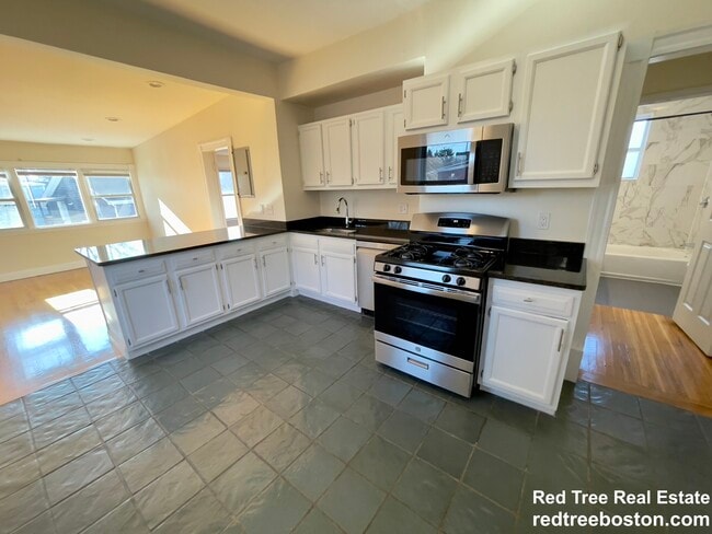 2572 Massachusetts Ave, Unit 2 in Cambridge, MA - Foto de edificio - Building Photo