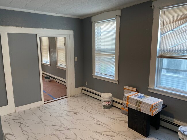 12 Shepard St, Unit 1 in Lynn, MA - Foto de edificio - Building Photo