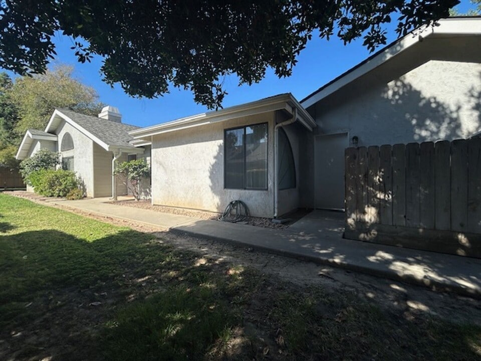 1437 E Vassar Dr in Visalia, CA - Foto de edificio
