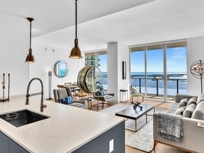 1300 Brickell Bay Dr, Unit 4202 in Miami, FL - Building Photo - Building Photo