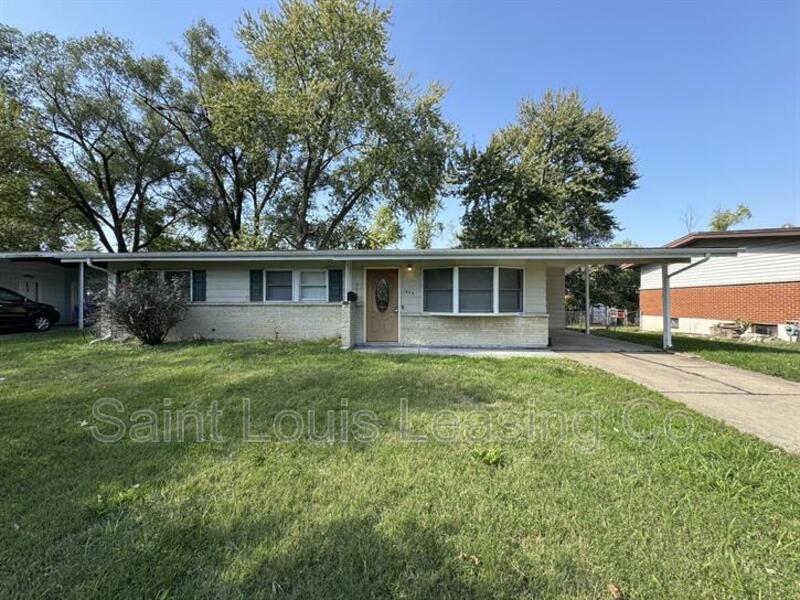 1945 Thunderbird Ave in Florissant, MO - Building Photo