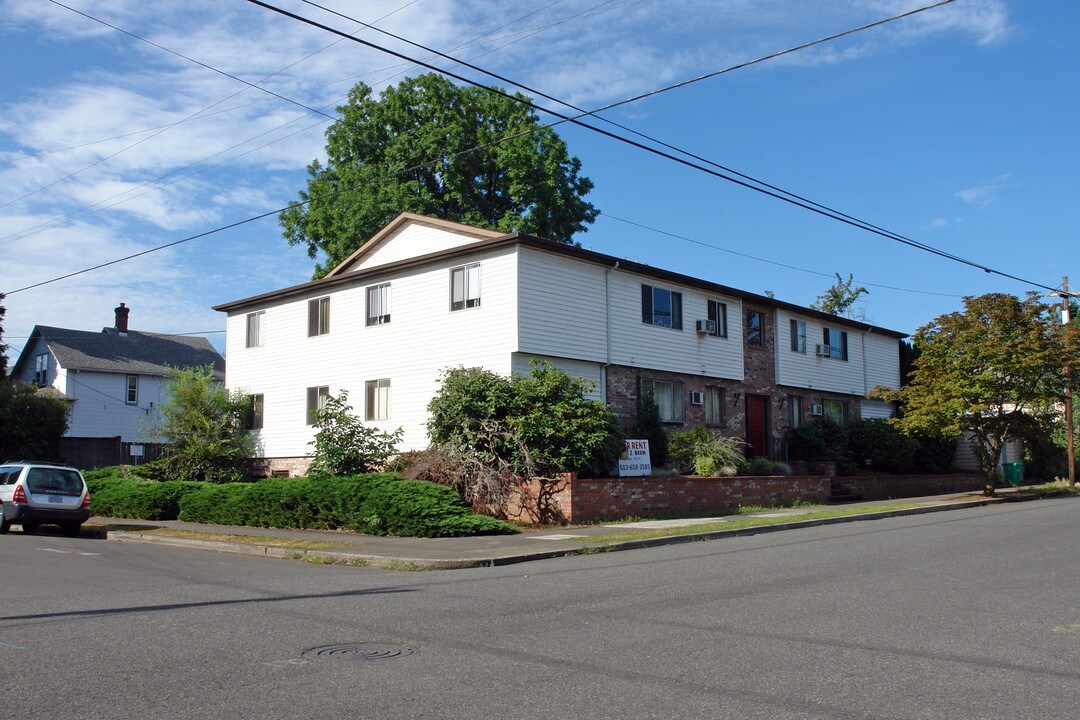 1330 SE Lafayette St in Portland, OR - Building Photo