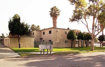 Cambria Park North & South Apartments in Loma Linda, CA - Foto de edificio - Building Photo