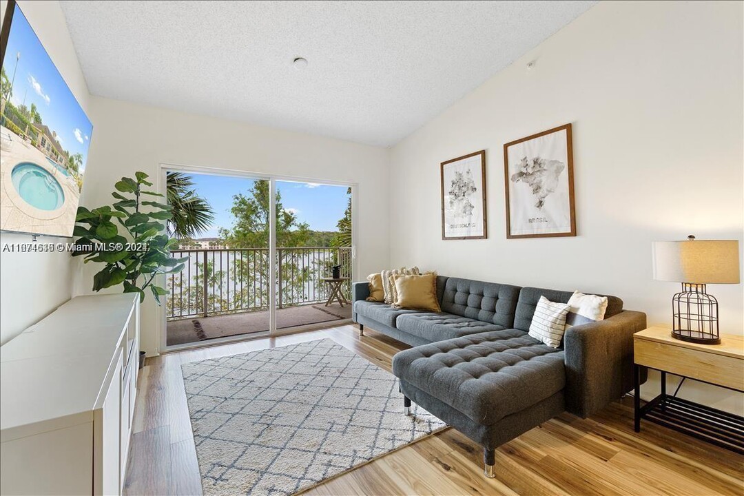 5065 Wiles Rd, Unit #308 in Coconut Creek, FL - Foto de edificio