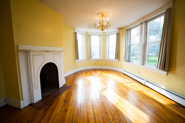 212 Hamilton St in Southbridge, MA - Building Photo - Building Photo