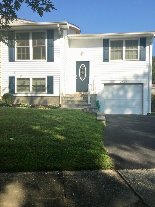 2527 Vivaldi Ln in Gambrills, MD - Foto de edificio