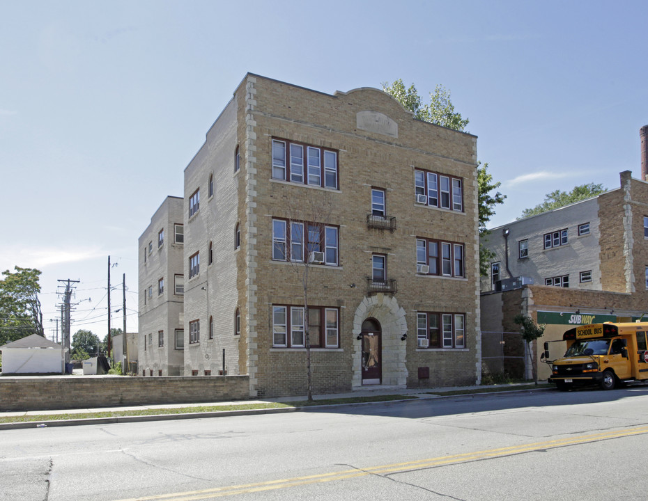 4821 W Burleigh St in Milwaukee, WI - Foto de edificio