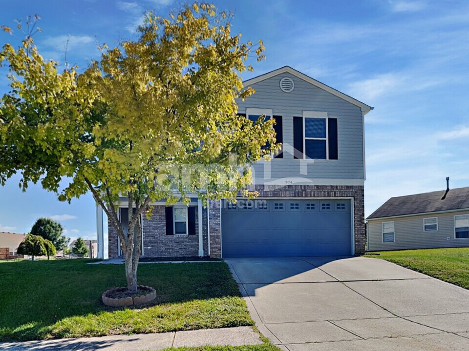 924 Shenandoah Way in Greenwood, IN - Building Photo
