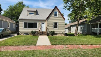 1412 Houston St in Manhattan, KS - Building Photo