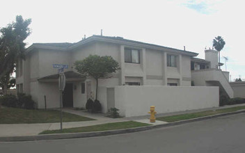 8472 Tamaru Dr in Huntington Beach, CA - Foto de edificio - Building Photo