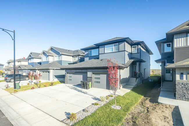 1152 Goldfinch Cres NW in Edmonton, AB - Building Photo - Building Photo