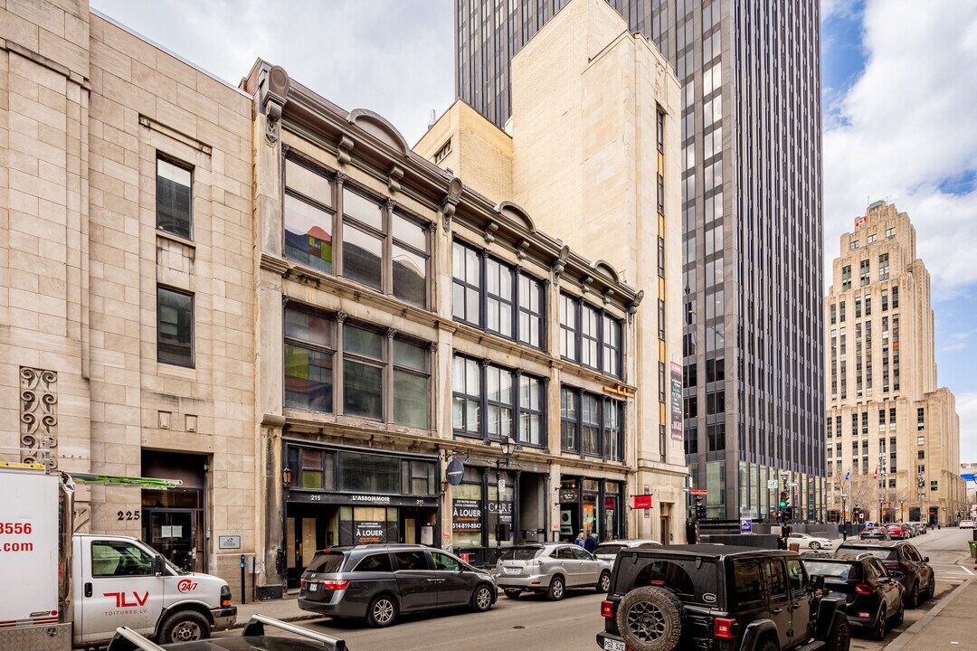 203-209 Notre-Dame Rue O in Montréal, QC - Building Photo