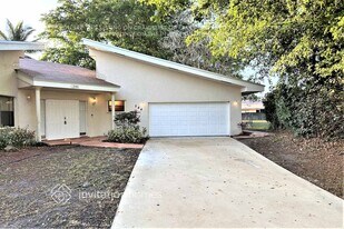 244 Natchez Ct in West Palm Beach, FL - Building Photo