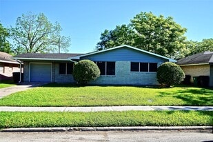 2822 Almeda Plaza Dr in Houston, TX - Building Photo